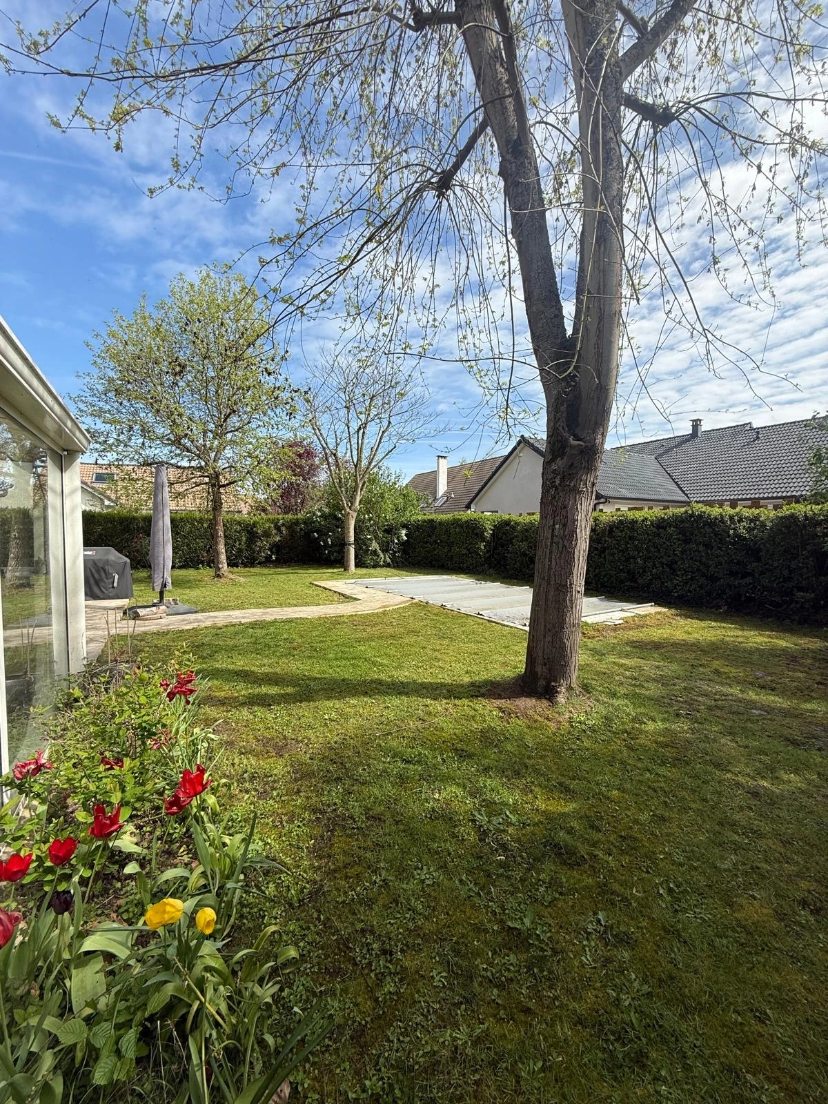 Jardin entretenu avec allée et massifs fleuris