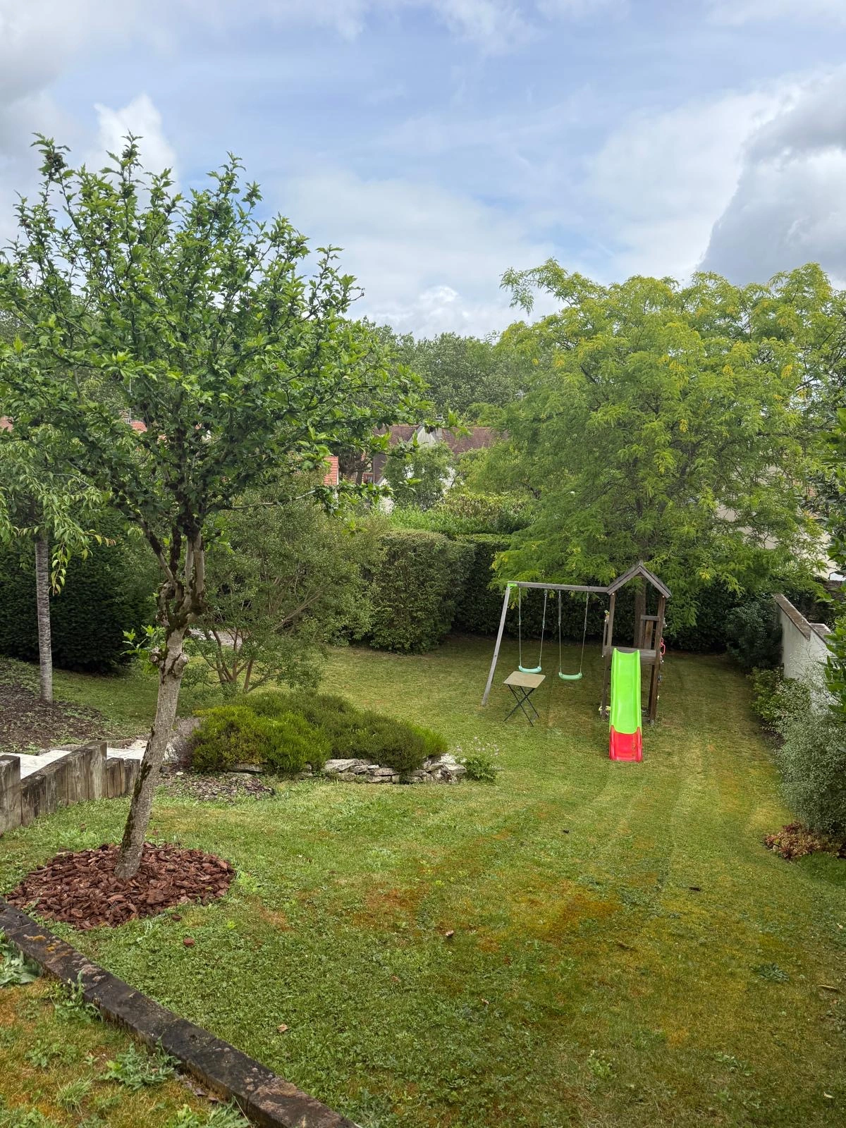 Jardin familial entretenu avec espace de jeux